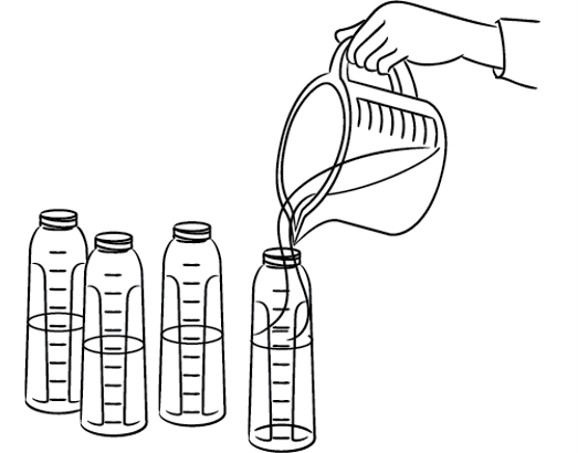 Étape 6 : Verser la quantité de préparation pour nourissons requise pour le boire dans chaque biberon stérile (en verre de préférence).